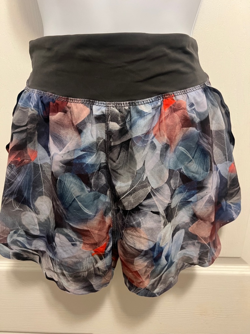 lululemon athletica Floral Print Skort with Black Waistband